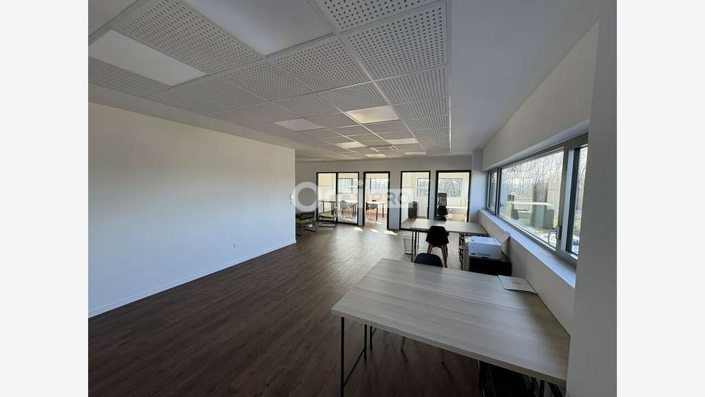 Bureau 77m² R+1 à louer à Sainte-Croix-en-Plaine