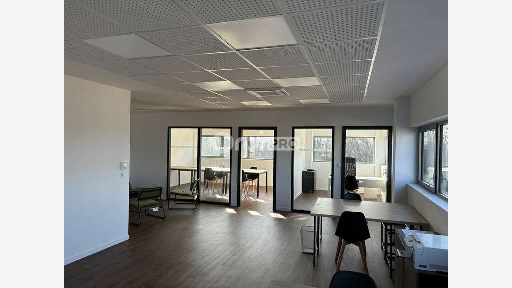 Bureau 77m² R+1 à louer à Sainte-Croix-en-Plaine