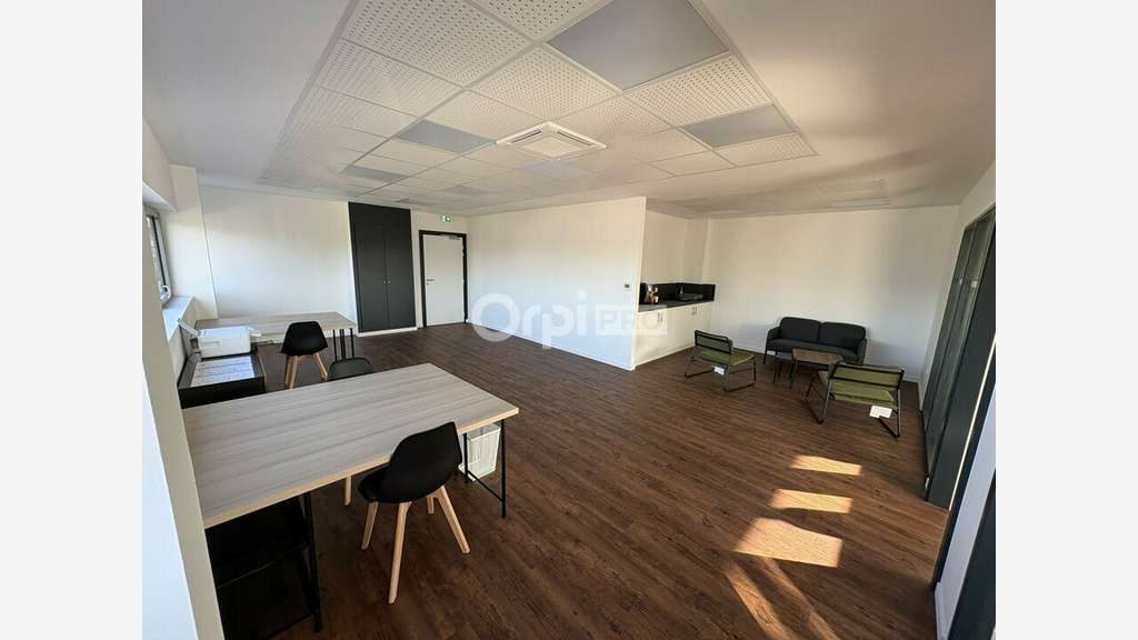 Bureau 77m² R+1 à louer à Sainte-Croix-en-Plaine