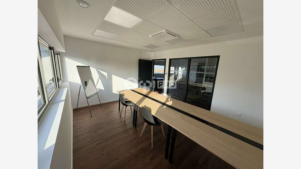 Bureau 77m² R+1 à louer à Sainte-Croix-en-Plaine
