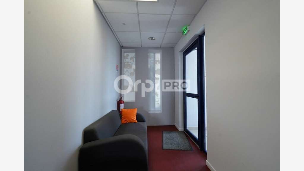 Bureau de 158m² à louer à Colombier Saugnieu