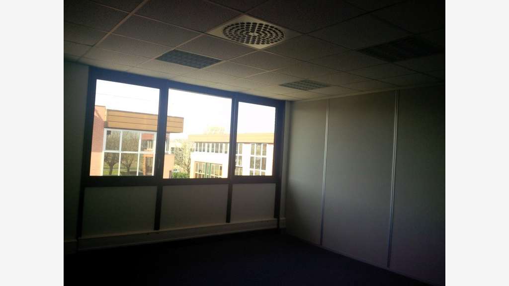 A louer bureaux 2366 m² Colomiers bon empl.