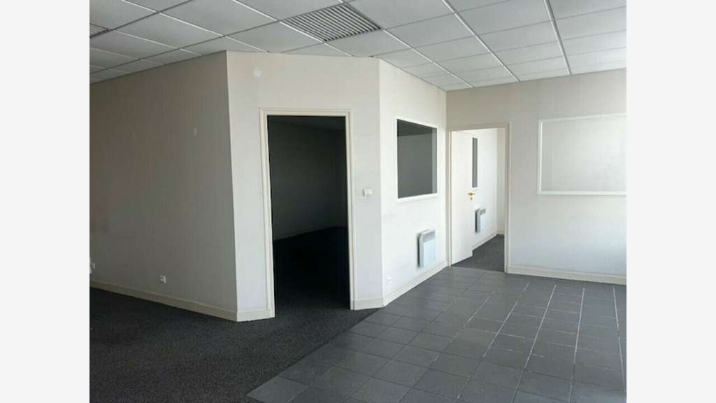 à louer bureaux commerciaux 107m² Leclerc Thouars