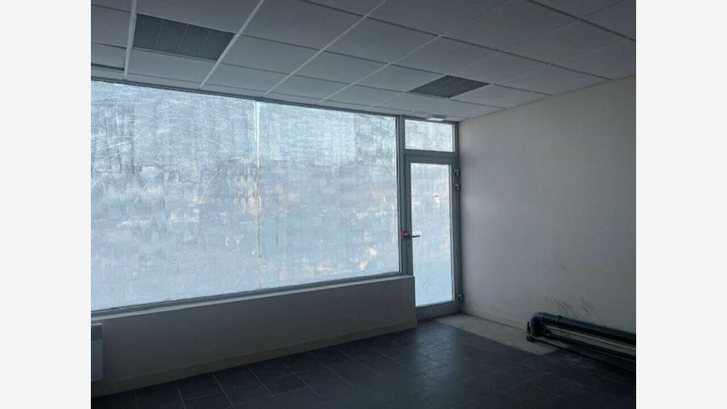 à louer bureaux commerciaux 107m² Leclerc Thouars