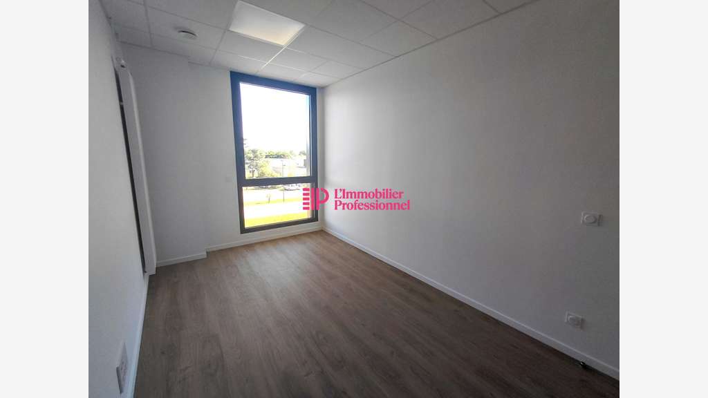 A louer bureau neuf 12m² R+2 à Concarneau