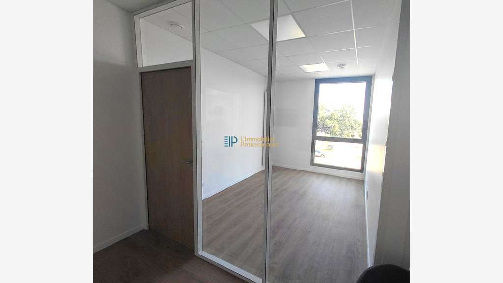A louer bureau neuf 12m² R+2 à Concarneau