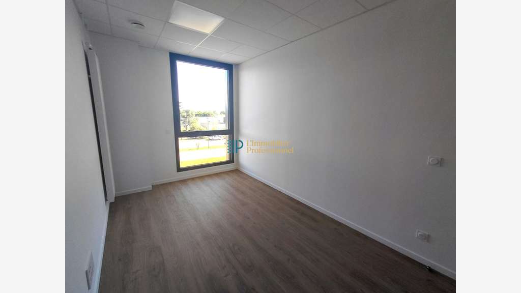 A louer bureau neuf 12m² R+2 à Concarneau