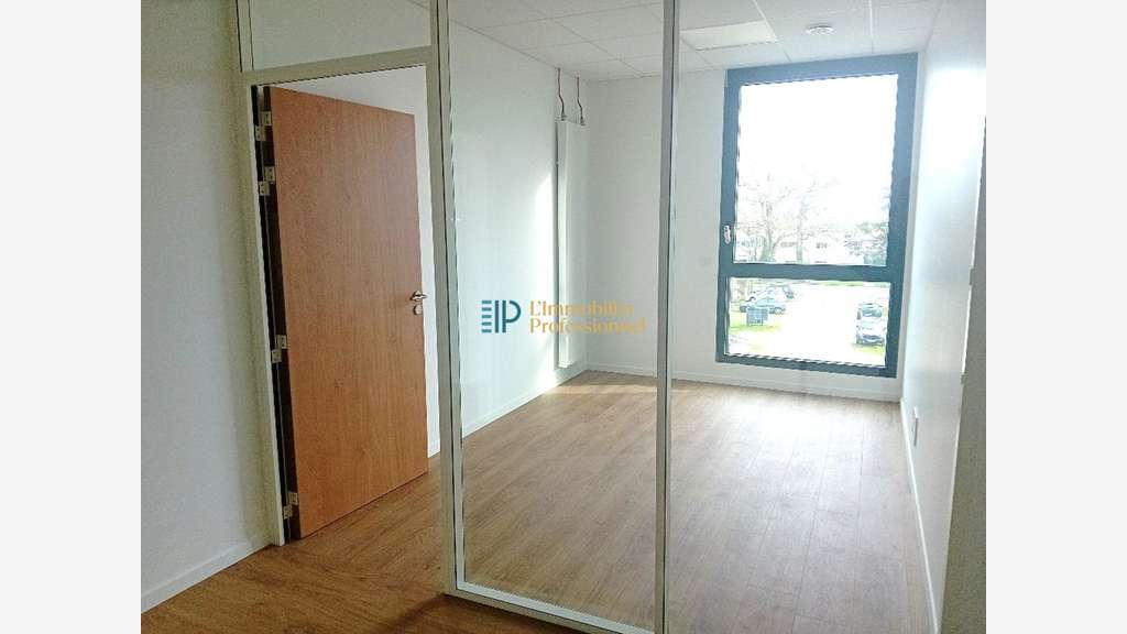 A louer bureau neuf 12m² R+2 à Concarneau