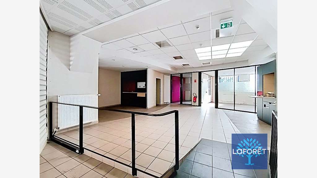 Local commercial Condé-Sur-L'Escaut 215 m2