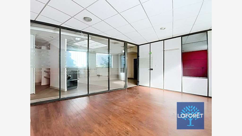 Local commercial Condé-Sur-L'Escaut 215 m2