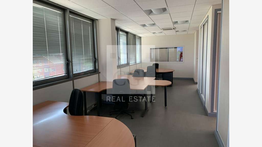 A louer bureaux 1800m² sur 3 niveaux à Corbas