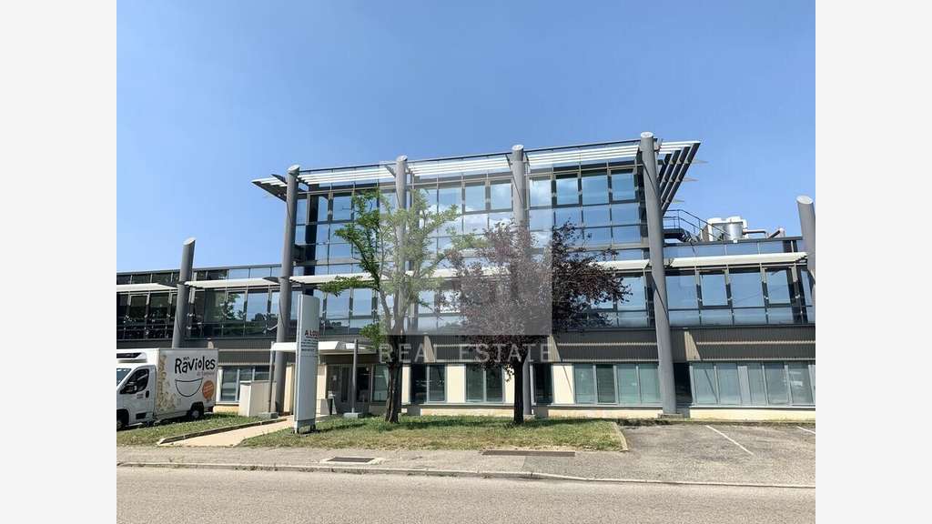 A louer bureaux 1800m² sur 3 niveaux à Corbas