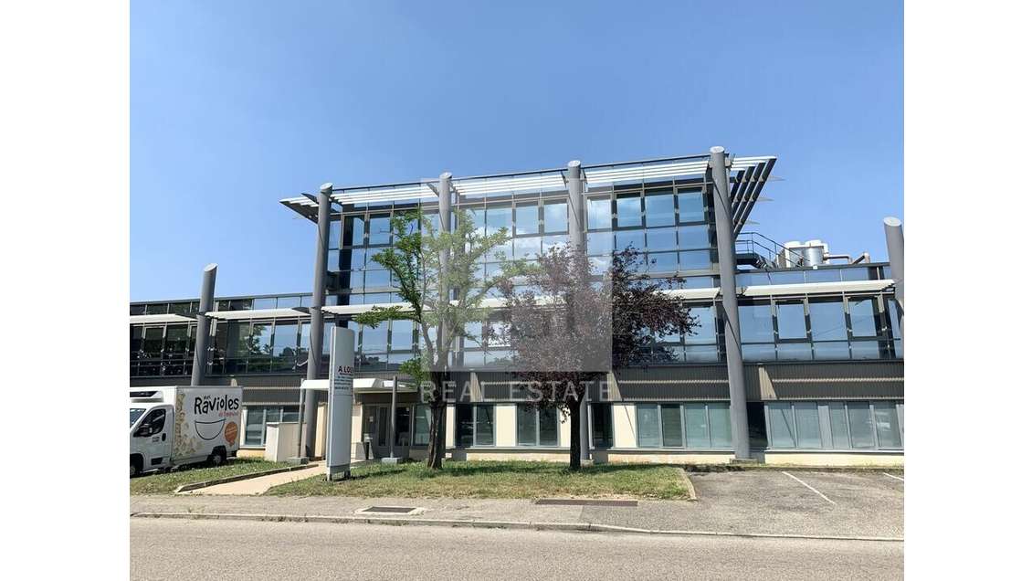 A louer bureaux 1800m² sur 3 niveaux à Corbas