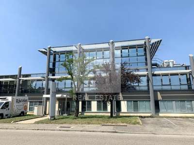A louer bureaux 1800m² sur 3 niveaux à Corbas