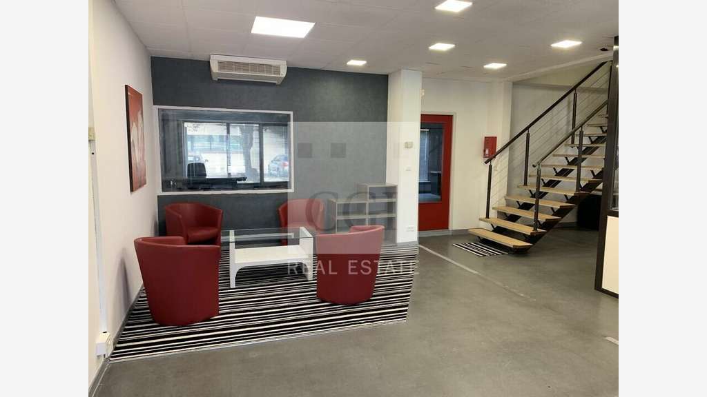 A louer bureaux 1800m² sur 3 niveaux à Corbas