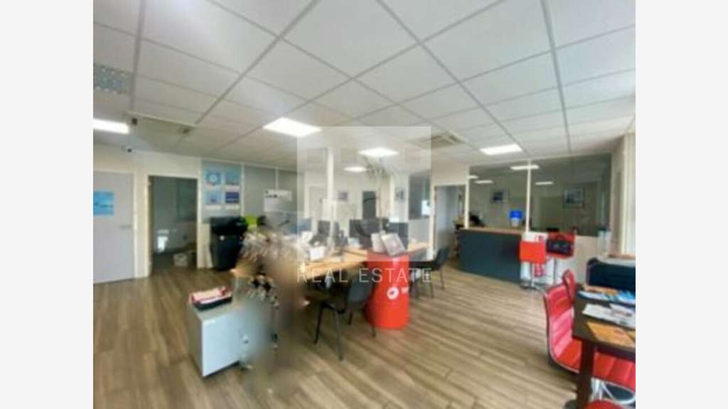 Bureaux de 186m² à louer en RDC à Corbas