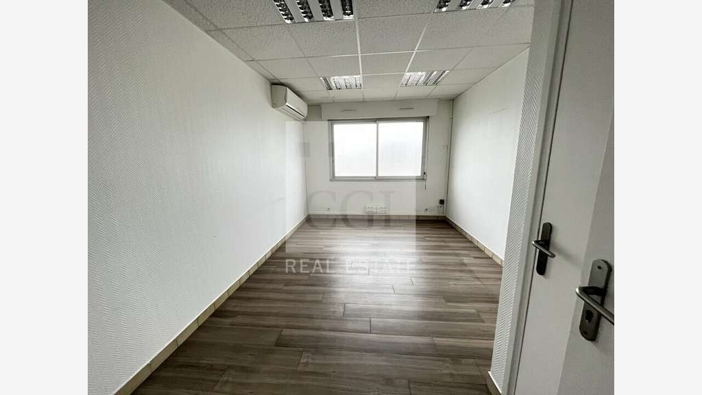 Bureaux de 186m² à louer en RDC à Corbas