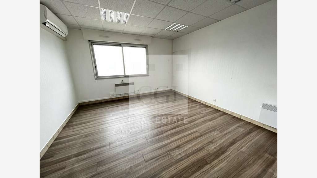 Bureaux de 186m² à louer en RDC à Corbas