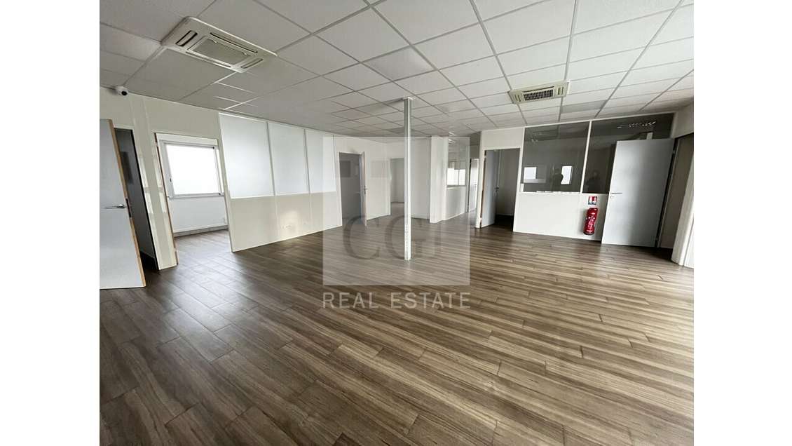 Bureaux de 186m² à louer en RDC à Corbas