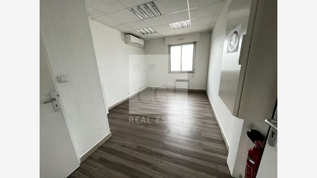 Bureaux de 186m² à louer en RDC à Corbas