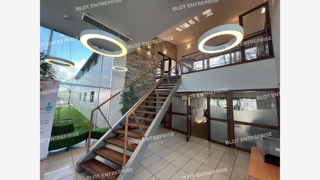 A louer beau bâtiment bureaux 511m² à Couëron