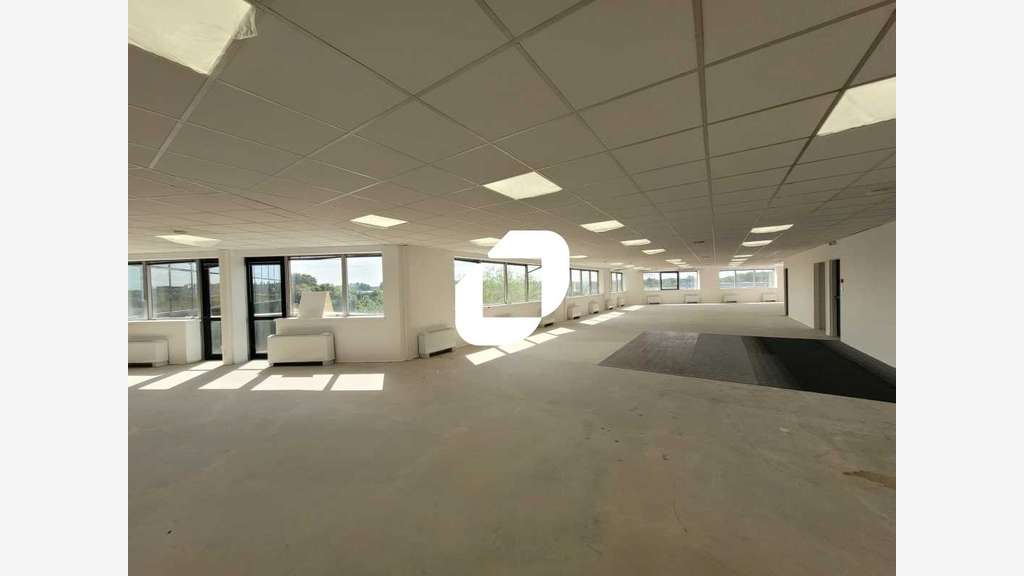 A louer Bureaux 695m² Evry courcouronnes