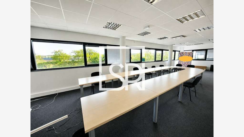 Bureaux 585m² à louer à Cournon-d'Auvergne