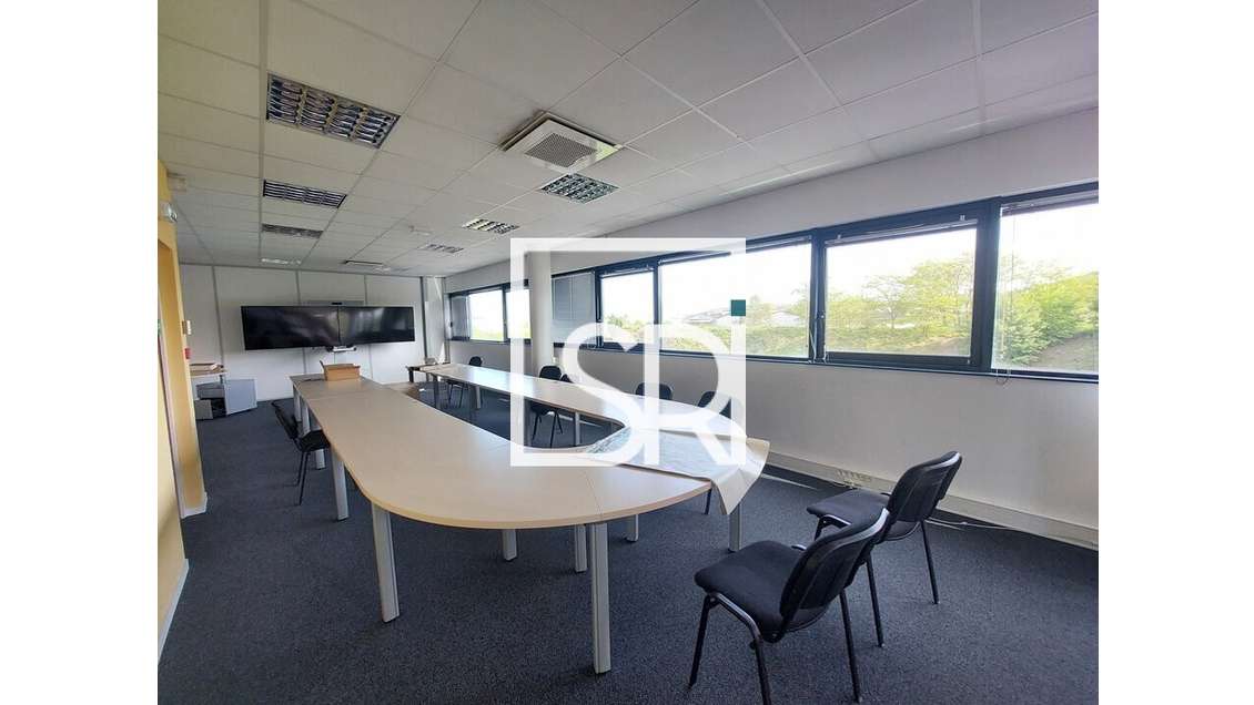 Bureaux 585m² à louer à Cournon-d'Auvergne