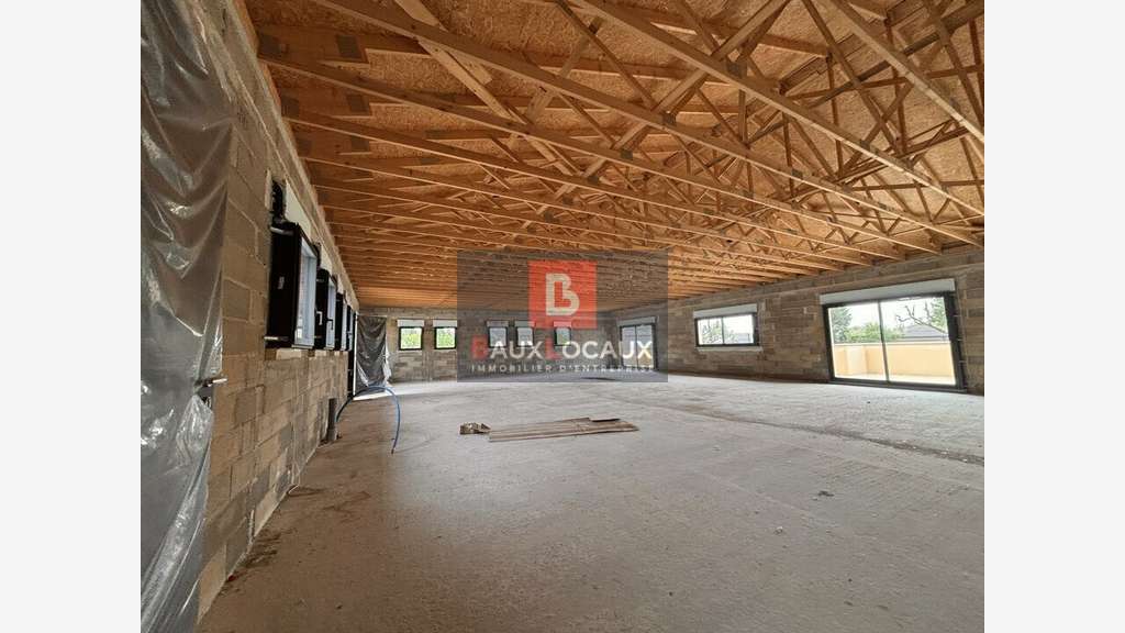 Bureaux 200m² R+1 à louer à Courthézon  