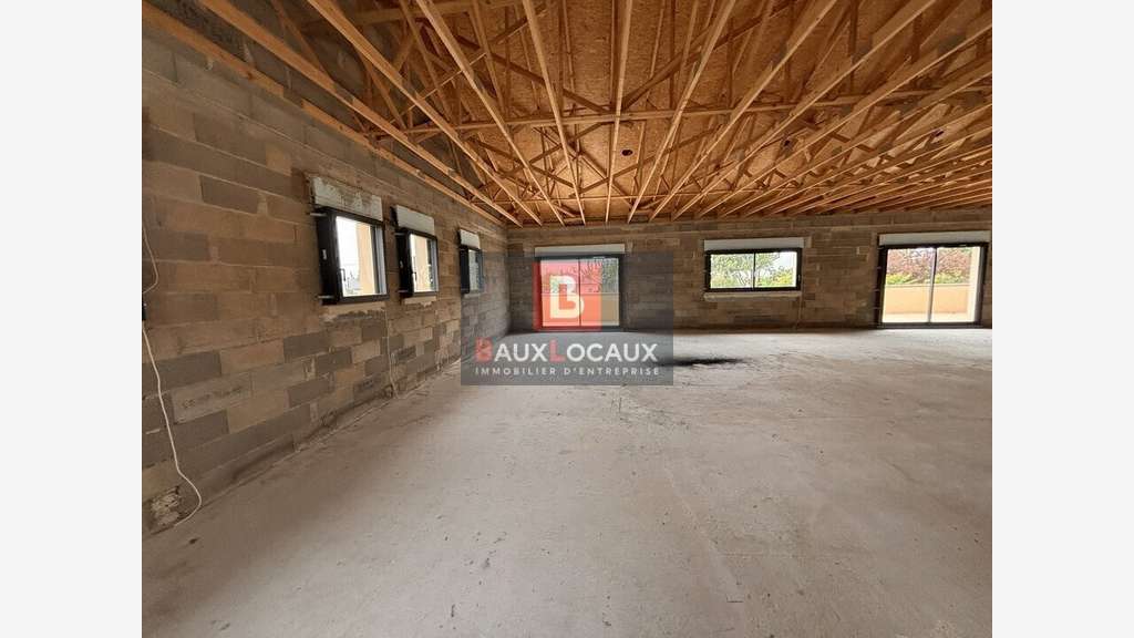 Bureaux 200m² R+1 à louer à Courthézon  