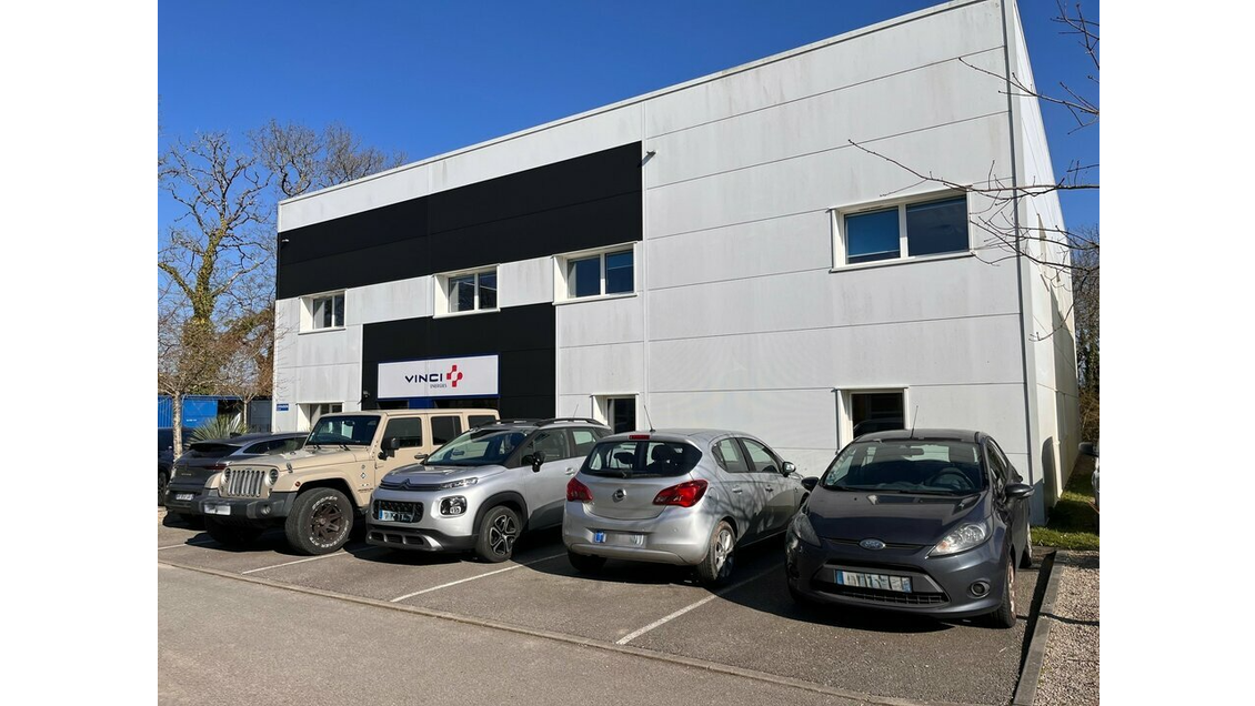 A louer bâtiment professionnel 586m² à Crach