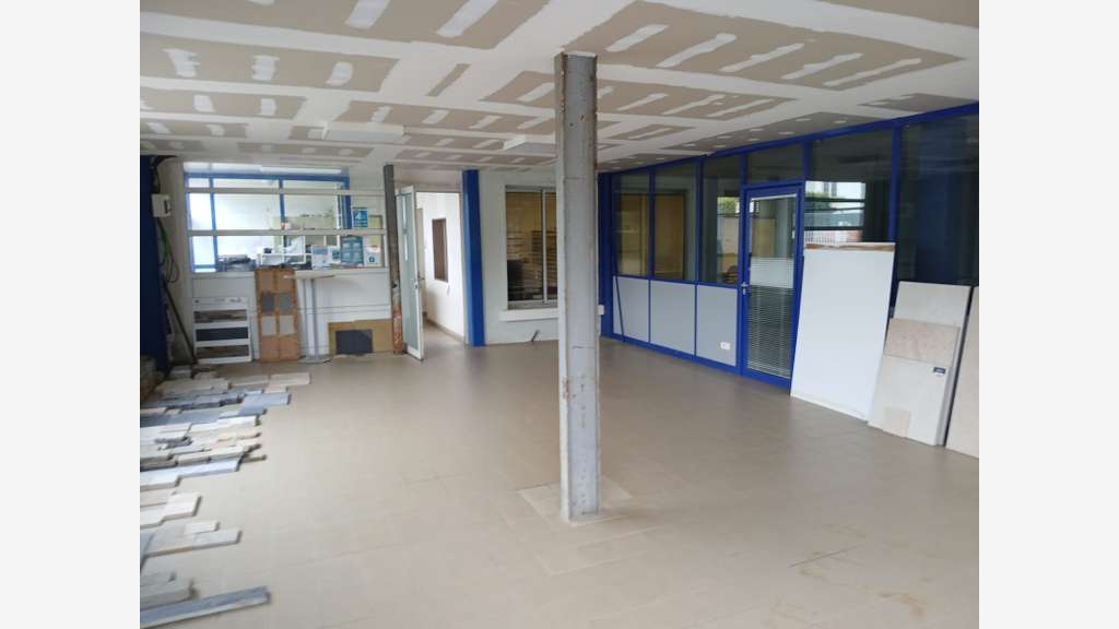 Immeuble de bureaux 600m² à louer à Craon 53400