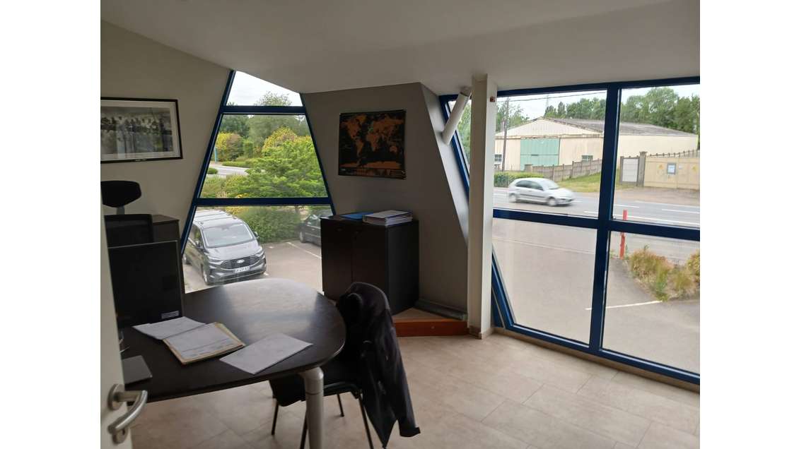 Immeuble de bureaux 600m² à louer à Craon 53400