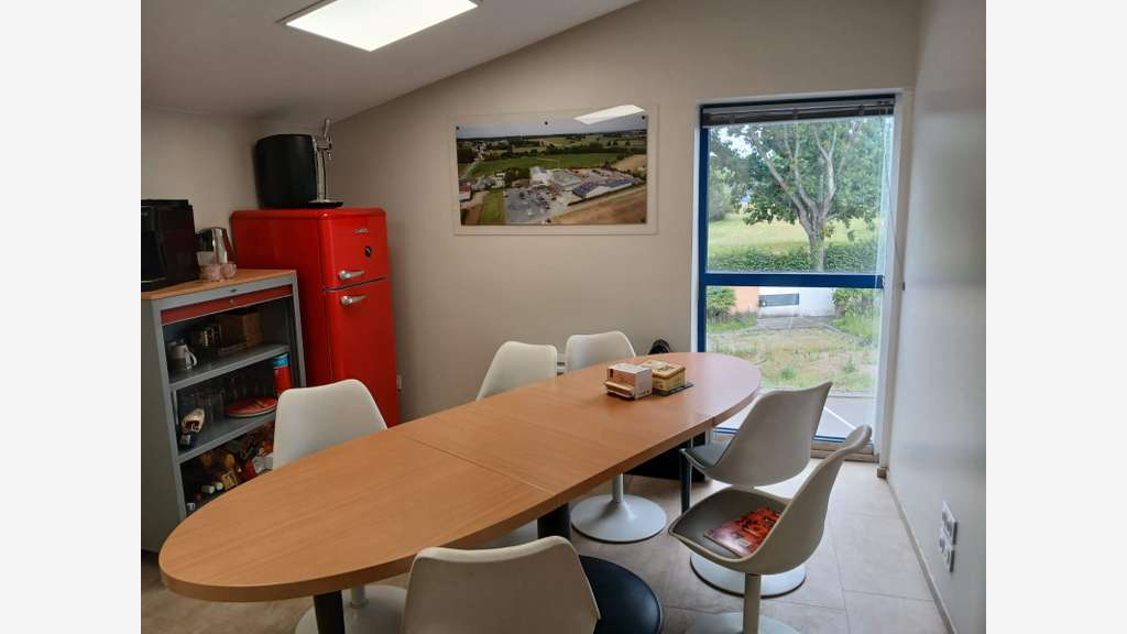 Immeuble de bureaux 600m² à louer à Craon 53400