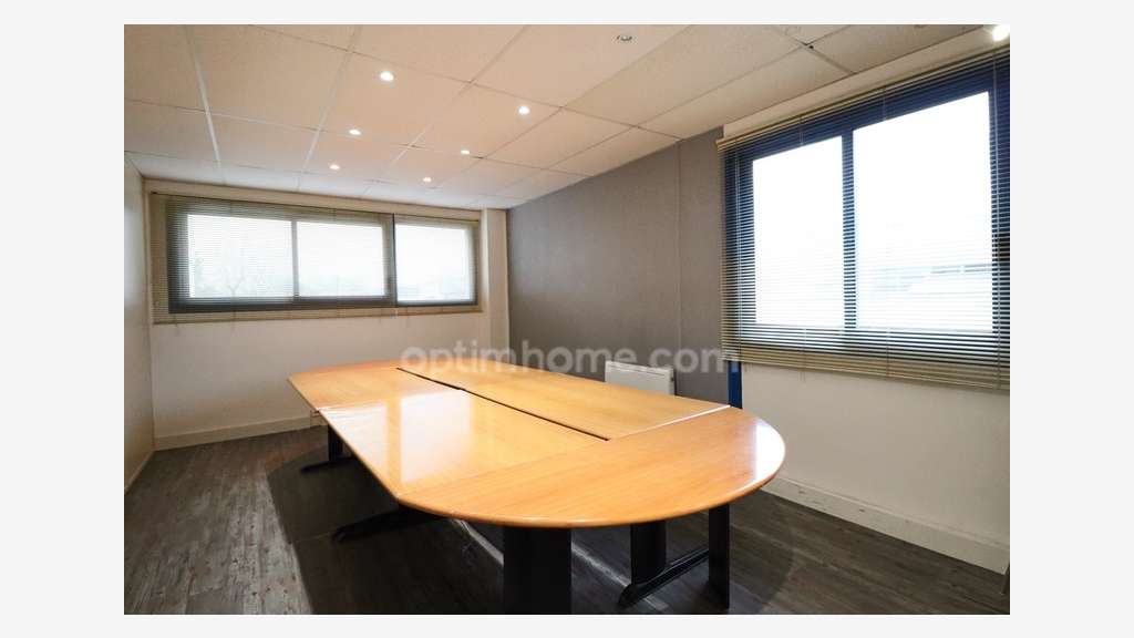 A louer local+bureaux 250m² ZA Croissy-Beaubourg