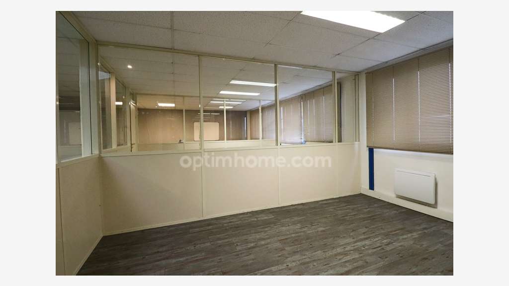 A louer local+bureaux 250m² ZA Croissy-Beaubourg