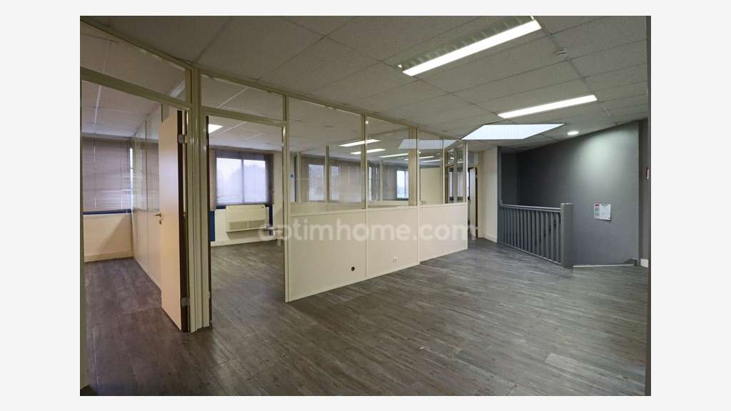 A louer local+bureaux 250m² ZA Croissy-Beaubourg
