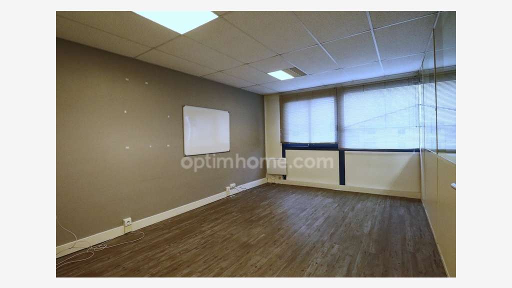 A louer local+bureaux 250m² ZA Croissy-Beaubourg