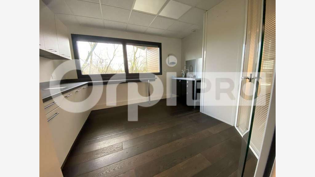 A louer bureaux 345m² divisibles à Dardilly
