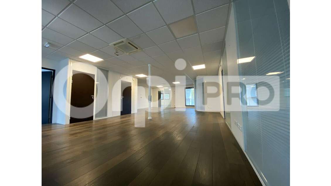 A louer bureaux 345m² divisibles à Dardilly 