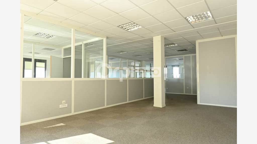 A louer bureaux lumineux 450m² en RDC à Dardilly