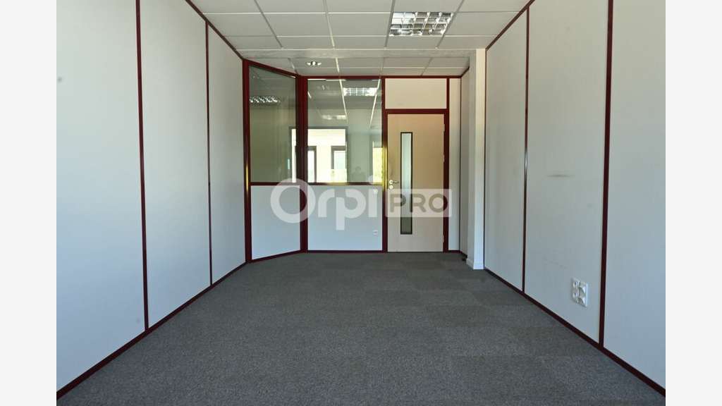 A louer bureaux lumineux 450m² en RDC à Dardilly