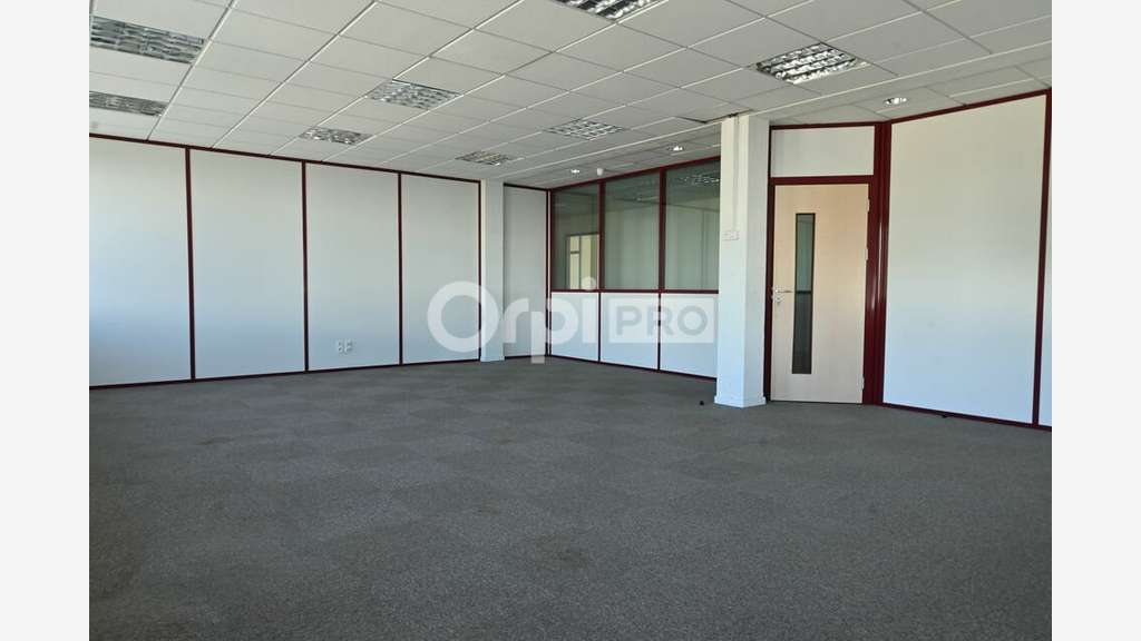 A louer bureaux lumineux 450m² en RDC à Dardilly