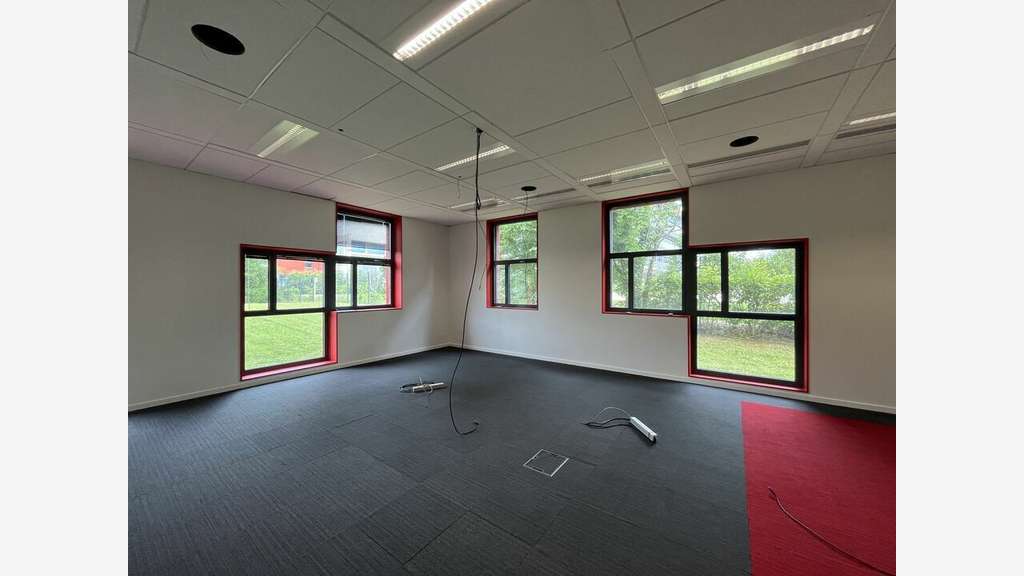 Bureaux lumineux 200m² à louer à Dardilly 