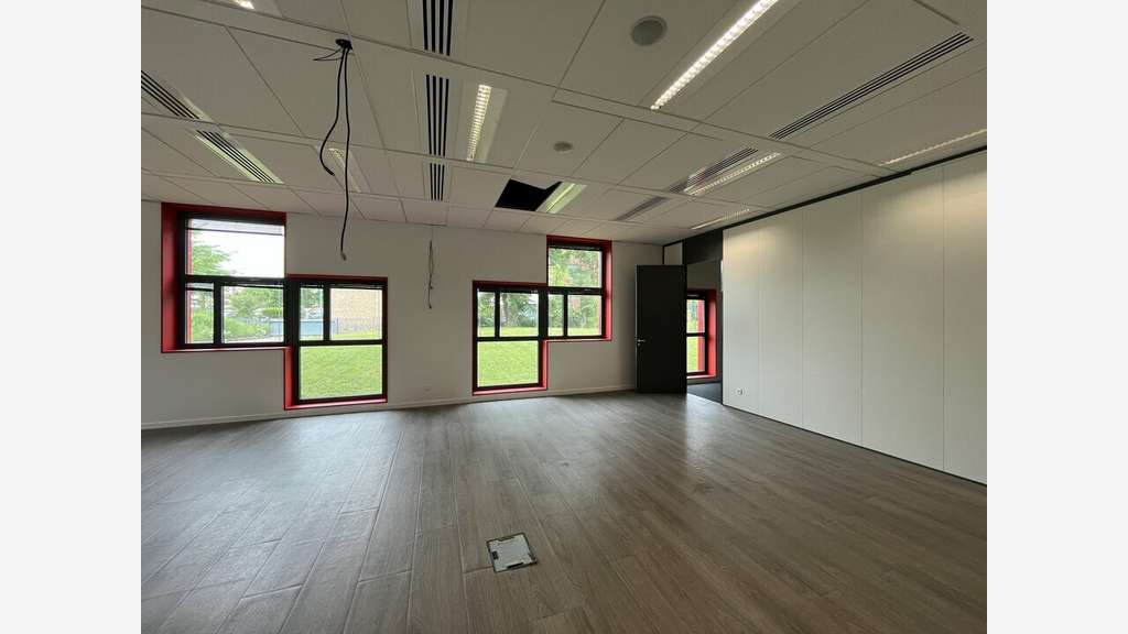 Bureaux lumineux 200m² à louer à Dardilly 