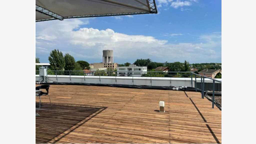 Bureaux lumineux 200m² à louer à Dardilly 