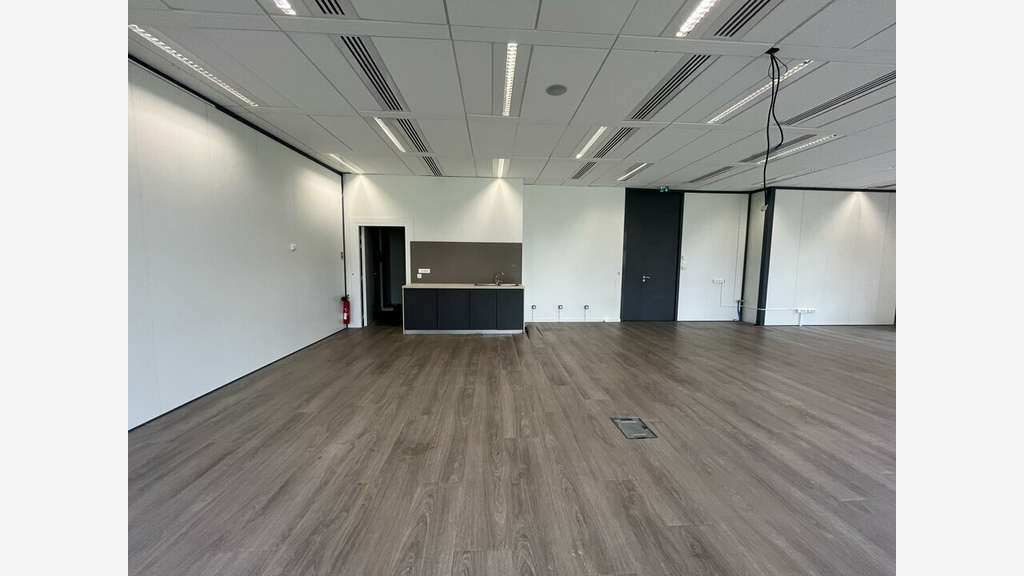 Bureaux lumineux 200m² à louer à Dardilly 