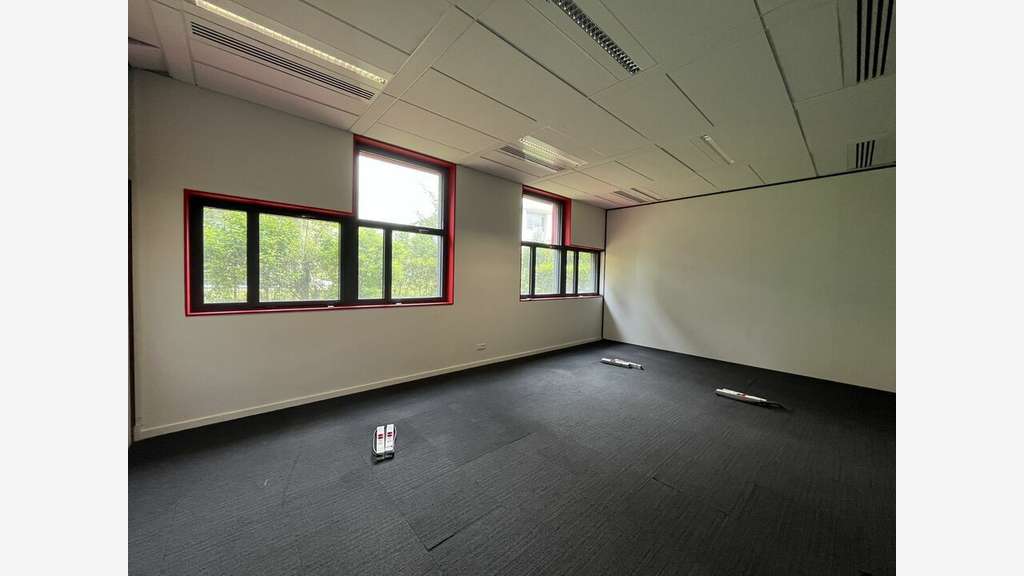 Bureaux lumineux 200m² à louer à Dardilly 