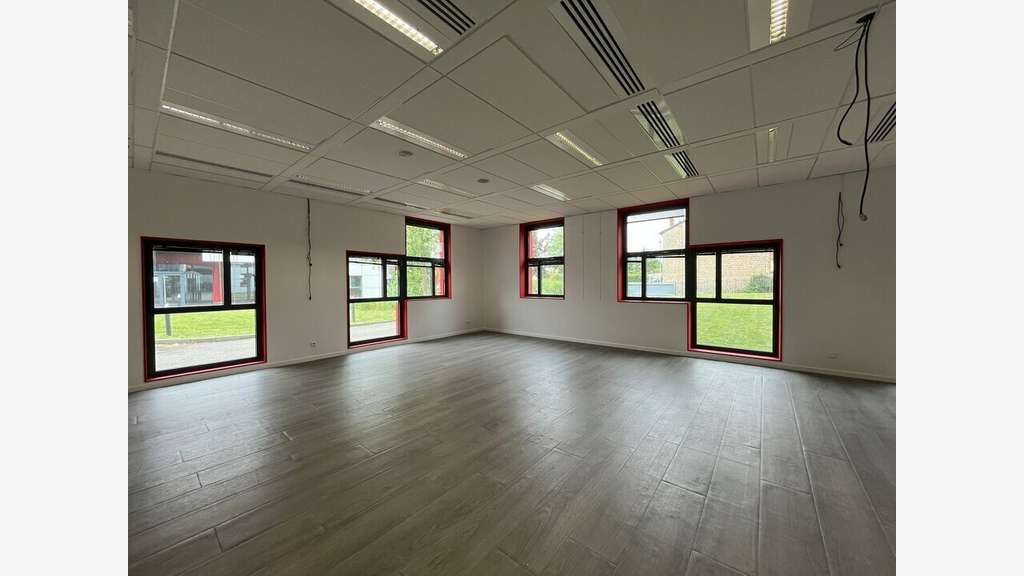 Bureaux lumineux 200m² à louer à Dardilly 
