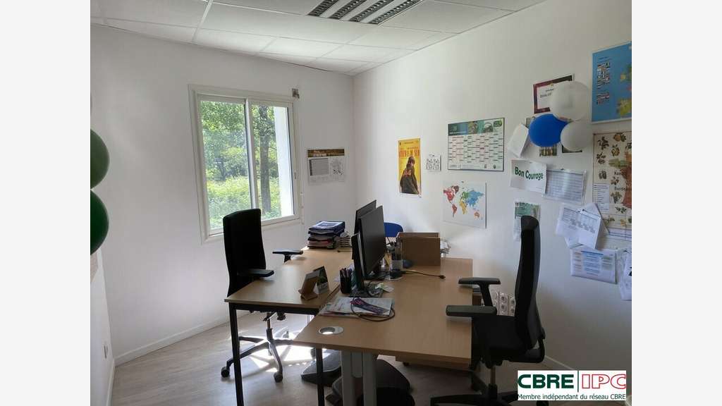 Location bureaux de 304m² + parkings à Dax Sud
